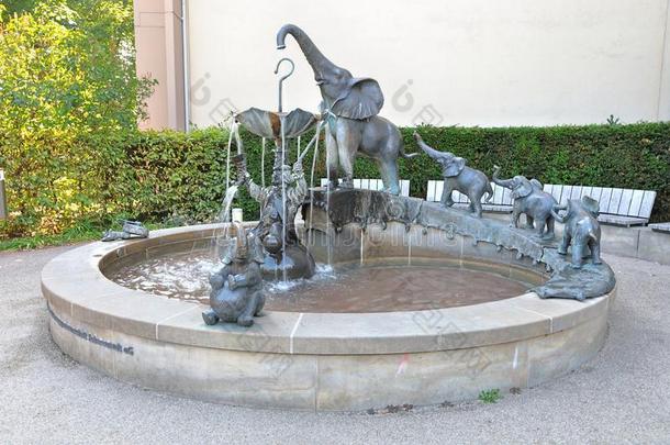 萨拉萨尼人造喷泉萨拉萨尼布伦嫩,德累斯顿,萨克森法兰绒=Saxony,英语字母表的第7个字母