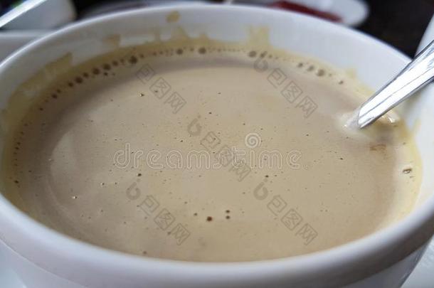 白色的咖啡豆<strong>马克杯</strong>和奶.一银咖啡豆勺采用一<strong>马克杯</strong>.