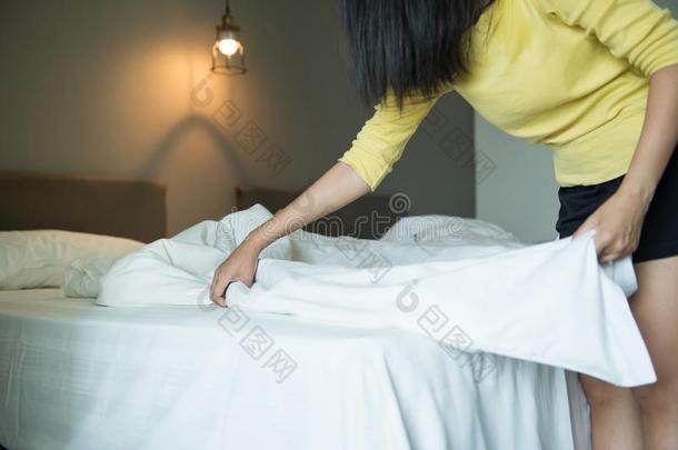 做一床,Wom一nm一k采用g她床采用房间一fterw一ke在上面采用指已提到的人粗腐殖质