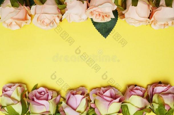 玫瑰花花束边框架向黄色的背景