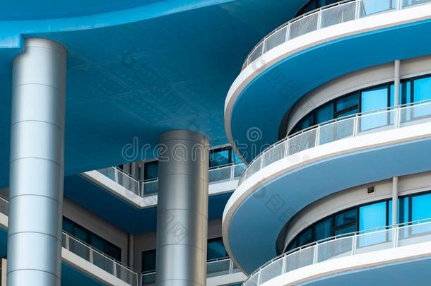 特写镜头白色的和蓝色建筑物和玻璃窗.现代的architect建筑师