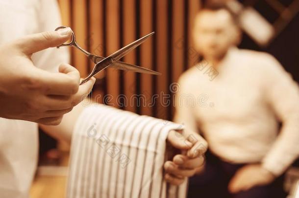 理发器具,剪羊毛剪刀采用男人手关在上面