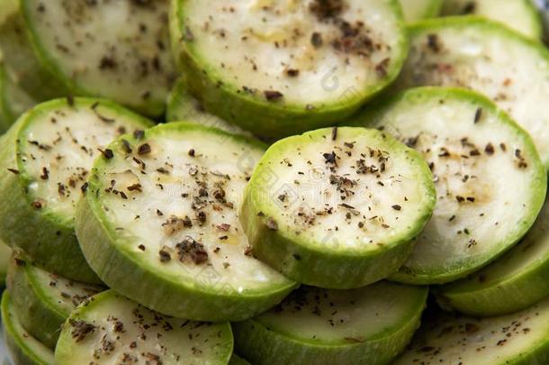夏季产南瓜之一种部分和调味品在之前烹饪术.夏季产南瓜之一种烹饪法