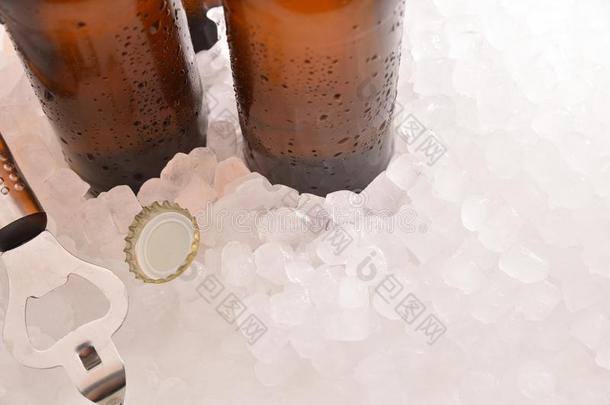 啤酒<strong>瓶子</strong>和<strong>瓶子</strong>和盖向压碎的冰