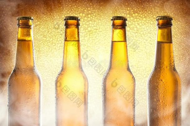 行玻璃瓶子和啤酒和金色的背景和蒸汽