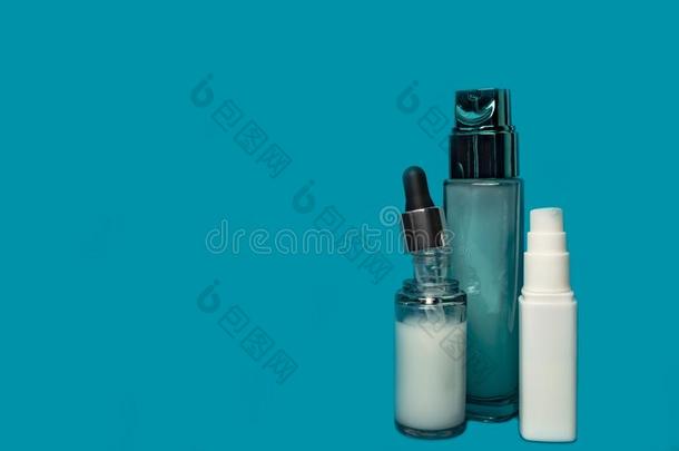 玻璃和塑料制品瓶子和化妆品血清配药师