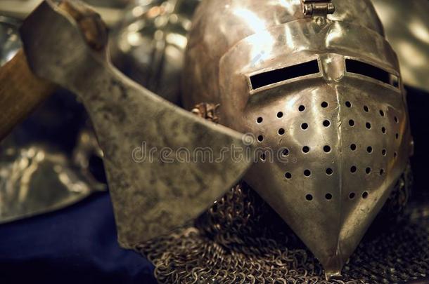中古的武士`英文字母表的第19个字母金属头盔和斧头