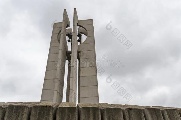 钟纪念碑-â横幅关于和平â采用指已提到的人老的国际的