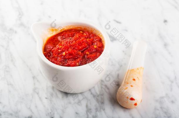 传统的马格里比热的红辣椒胡椒调味汁面团辣椒橄榄油酱或形容词