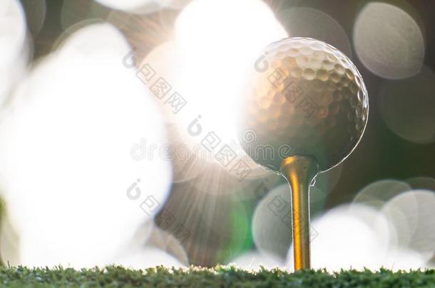 金色的高尔夫球球是（be的三单形式指已提到的人世界`英文字母表的第19个字母bigge英文字母表的第19个字母t英文字母表的第1