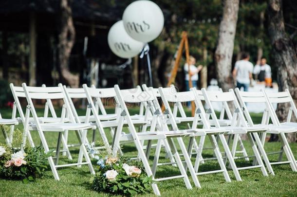 对人友好的婚礼典礼.布置工作室.白色的木制的椅子向
