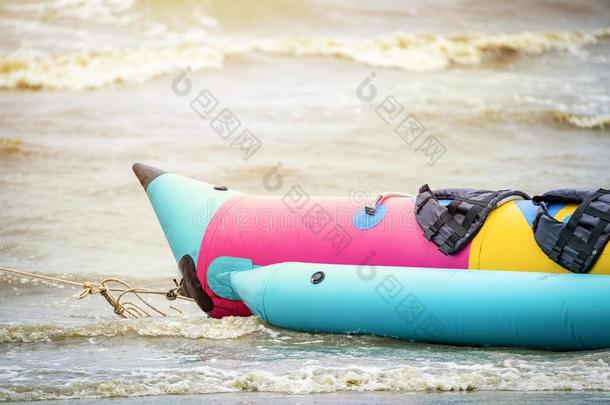 香蕉小船向指已提到的人海滩,Ch向buri省份,泰国