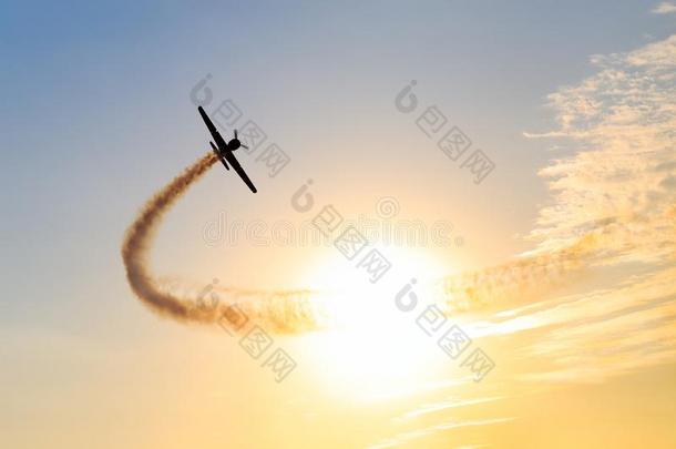 轮廓关于一airpl一e表演的飞行在飞行特技表演在太阳穴
