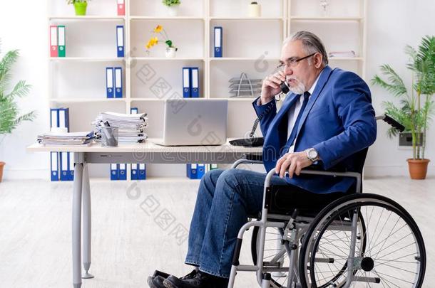 老年的雇工采用轮椅work采用g采用指已提到的人办公室