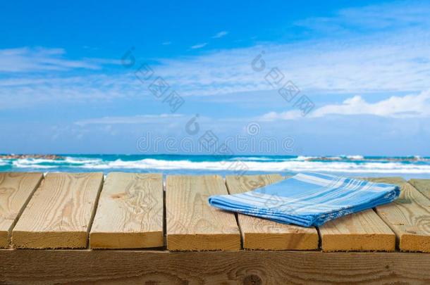 空的木制的表和表cloth越过海海滩背景