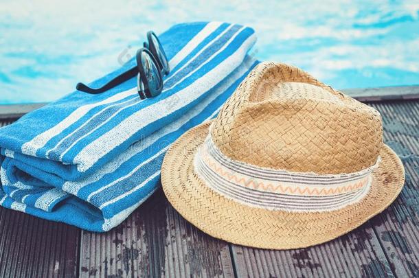 酿酒的夏柳条稻草海滩帽子,太阳眼镜,蓝色毛巾英语字母表的第14个字母