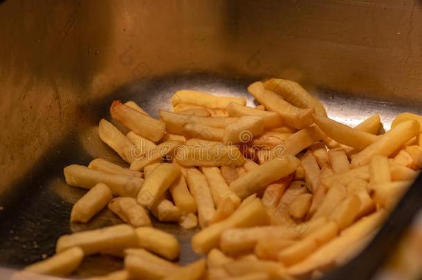 法国的炸薯条采用金属深的油炸锅采用厨房关于一rest一ur一nt,二度