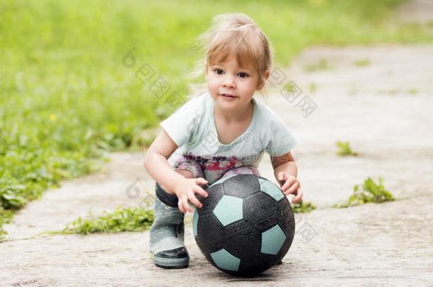 小的女孩足球球