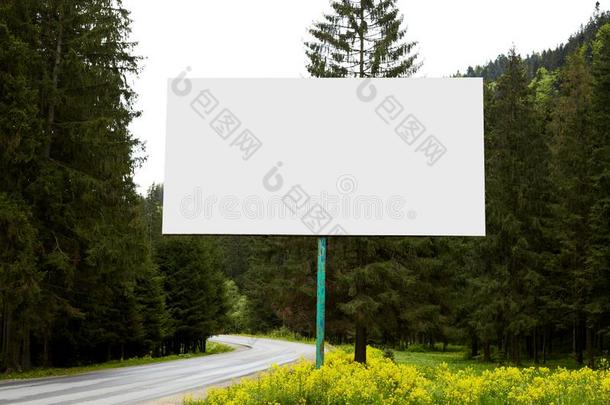 户外的影像关于空白的巨大的广告牌起立在近处路向道路