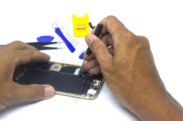 手男人修理智能手机和工具,使隔离,智能手机损坏