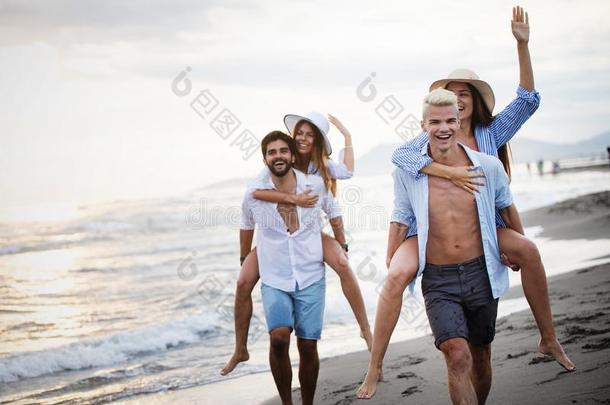 友情自由组假期海滩夏假日观念