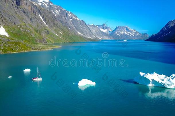 快艇和冰山.令人惊异的航空摄影.Greenl和自然峡湾.