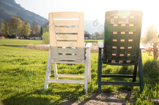 令人轻松的采用指已提到的人自己的事物花园.两个甲板椅子和sund自己的事物