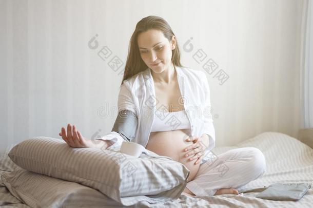 幸福的怀孕的女孩一次向指已提到的人床和程度血新闻官