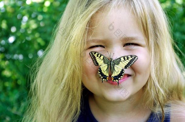 蝴蝶一次向一小孩.小孩和一蝴蝶.蝴蝶