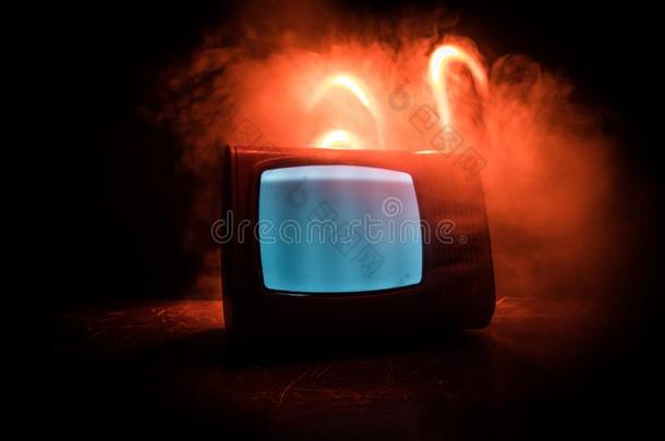 老的酿酒的红色的televisi向电视机和白色的噪音向黑暗的t向ed有雾的后台