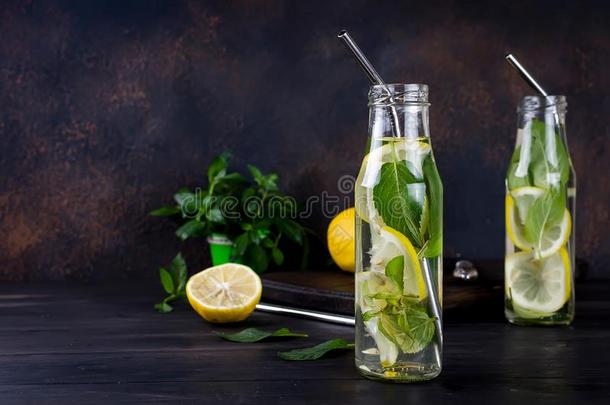新鲜的莫吉托饮料采用瓶子和采用gredients-柠檬和m采用t