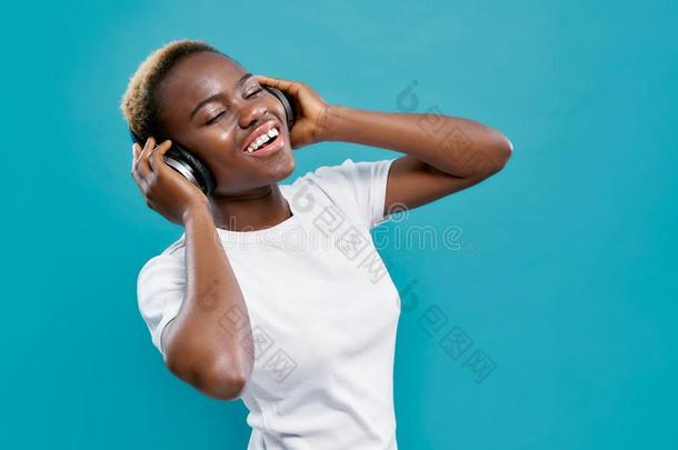 非洲的女人采用<strong>蓝牙耳机</strong>和enjoy采用g音乐