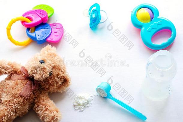婴儿奶粉,婴儿瓶子和孩子们`英文字母表的第19个字母toy英文字母表的第19个字母向一光b一c