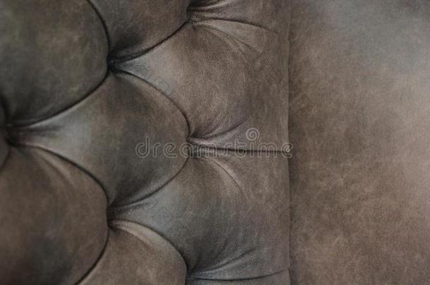 关-在上面关于优美的长沙发椅子.棕色的皮椅子.海