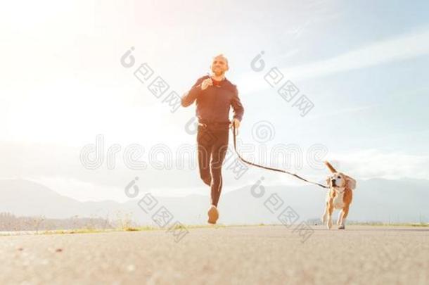 慢<strong>跑男</strong>人和他的狗采用指已提到的人morn采用g.积极的健康的利菲斯特尔