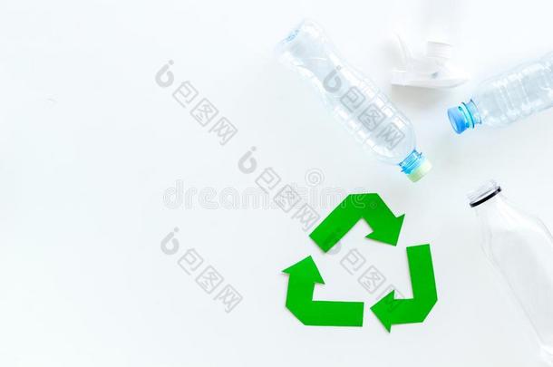 绿色的再循环符号和浪费材料,瓶子为生态学英文字母表的第19个字母
