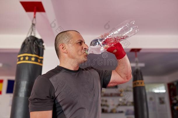 战士喝饮料水
