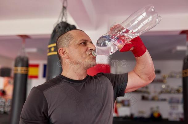 战士喝饮料水