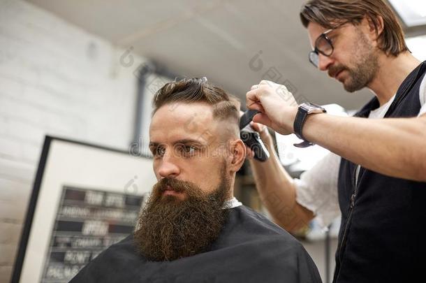 野蛮的家伙采用现代的理发师商店.理发师使发型一