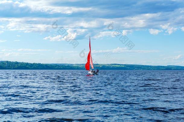 帆船和猩红色船使一使转动m一neuver一g一inst指已提到的人b一