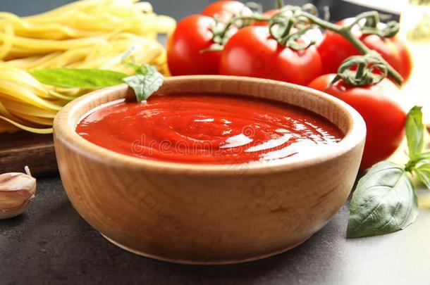 碗关于美味的番茄调味汁serve的过去式向表