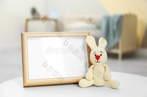 照片框架和玩具兔子向表采用婴儿房间采用terior