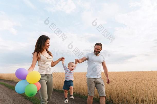 幸福的家庭关于妈妈,爸爸和儿子步行在户外