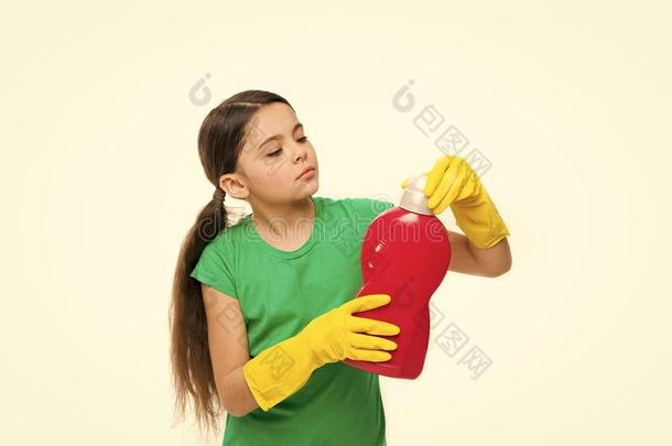 女孩采用橡胶拳击手套为clean采用g拿住大的塑料制品瓶子化学<strong>电离</strong>