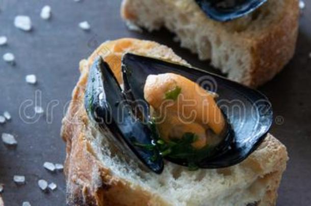煮熟的美味的黑的贻贝和向祝酒面包.健康的吃