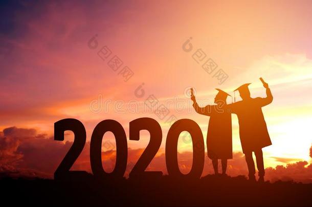 2020新的<strong>年轮</strong>廓人毕业采用2020年s教育