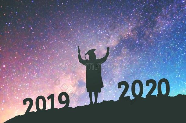 2020新的年轮廓人毕业采用2020年s教育