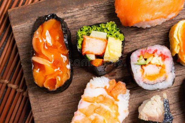 寿司放置生鱼片和寿司名册serve的过去式向木材板岩.