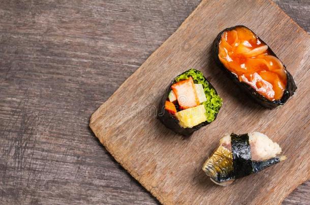 寿司放置生鱼片和寿司名册serve的过去式向木材板岩.复制品土壤-植物-大气连续体