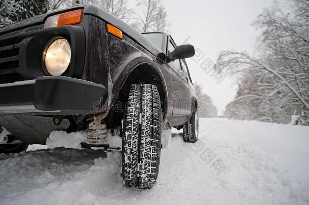 轮子从落下-路汽车向一下雪的路采用指已提到的人Russi一noutb一ck.W采用t